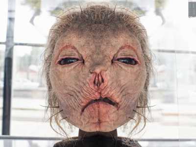 ...e la �Mother Creature�, un�impressionante maschera con le sembianze da pecora che si muove tramite radiocomandi